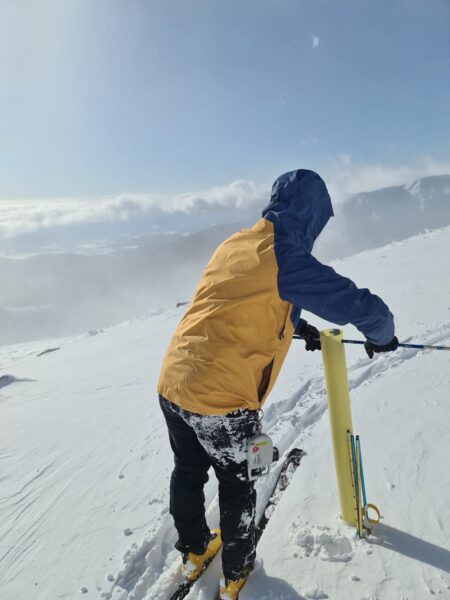 Meranie výšky snehovej pokrývky, zdroj foto J. Pekná